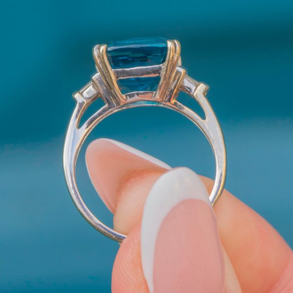9ct White Gold Teal Spinel Diamond Ring 4.95ct - Image 2