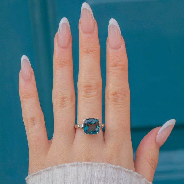 9ct White Gold Teal Spinel Diamond Ring 4.95ct - Image 3