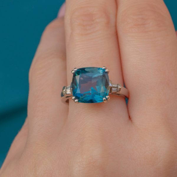 9ct White Gold Teal Spinel Diamond Ring 4.95ct - Image 4